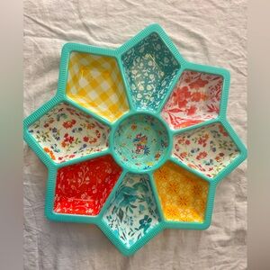 Like new!  Pioneer woman 17 inch patchwork melamine divider tray